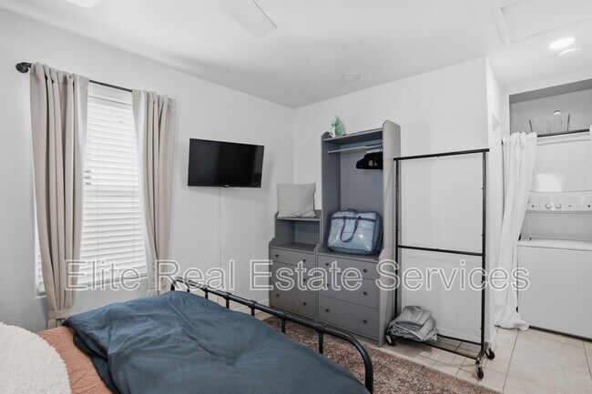 Building Photo - 2606 Juan St