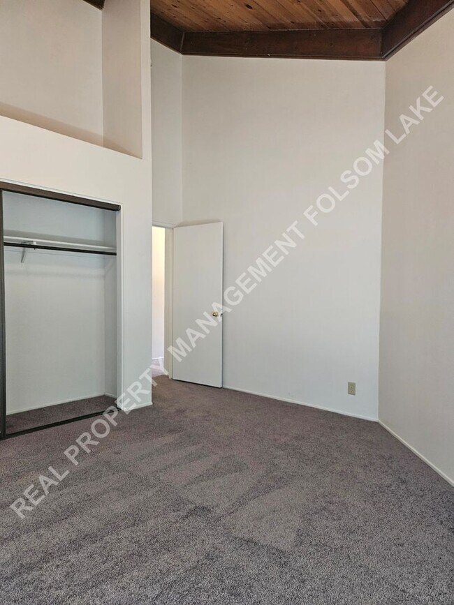 Building Photo - Spacious 3 bedroom 2.5 bath in South Davis