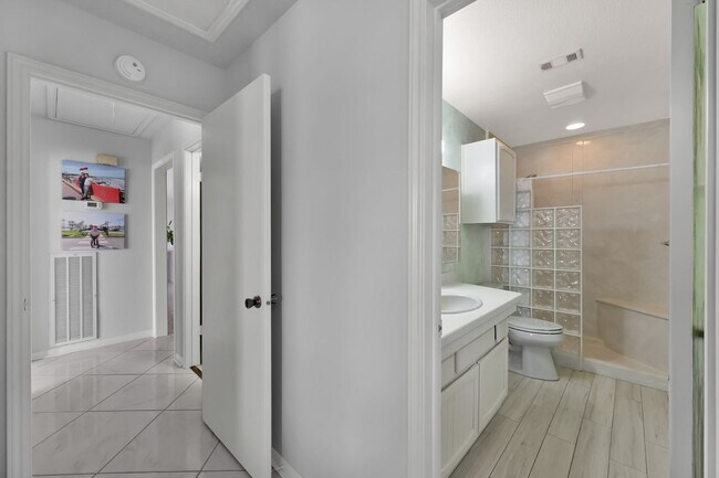 Building Photo - Fully Furnished 2 bedroom Lakefront with 1...