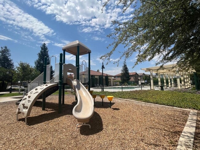 Building Photo - 4 Bedroom NW Fresno Home for Lease