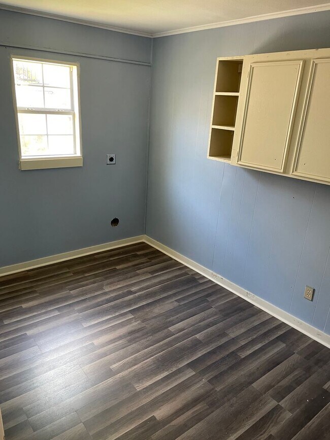 Building Photo - Huge Remodeled 3 Bed, 1 Bath Home