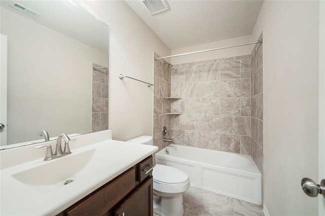 Building Photo - 16602 Highland Country Dr