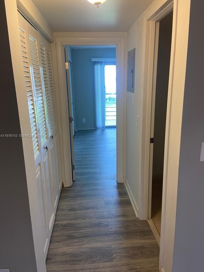 Building Photo - 398 Fanshaw J