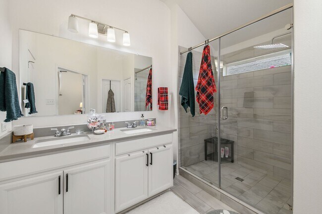 Building Photo - FEB 2026! Beautiful 3/2 Home w/ Huge Backyard in Edgewater!