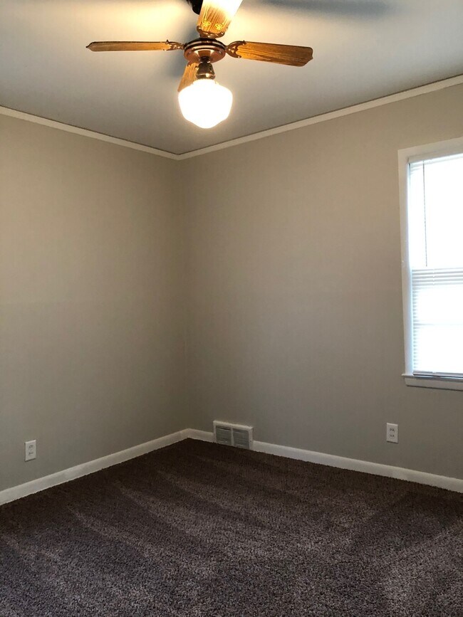 Building Photo - 3 bed 1 bath $1295 3 Bed 1 Bath with attached Garage