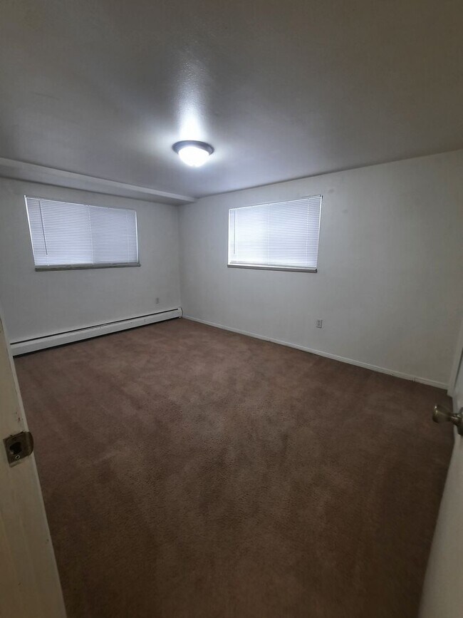 Building Photo - Now Leasing: Updated 2BR in Golden 4-Plex ...