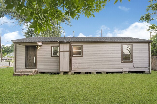 Building Photo - 7526 Bywood St