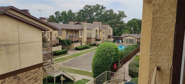 Building Photo - 1712 Crestpoint Dr