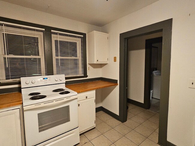 Building Photo - 2 BR, 1 BA on 1 ACRE