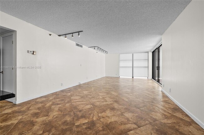 Building Photo - 20225 NE 34th Ct