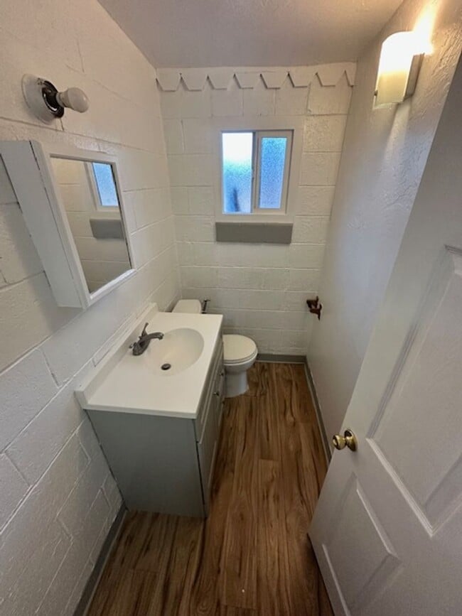 Building Photo - Newly painted Very Cute and Cozy Duplex- 1...