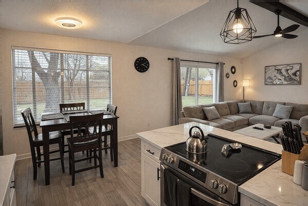 Building Photo - 10907 Sageriver Dr