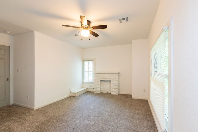 Building Photo - N Rosedale Ave Duplex