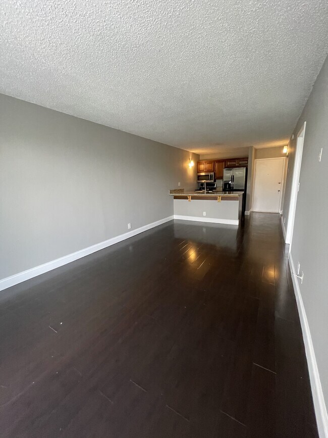 Building Photo - 2701 Riverside Dr