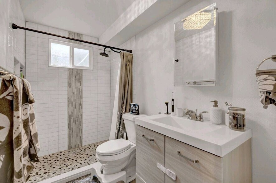 Building Photo - 341 Longfellow Dr