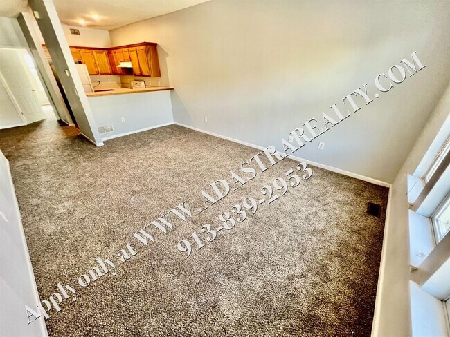 Building Photo - Beautiful Gardner Townhome-Available in MAY!!