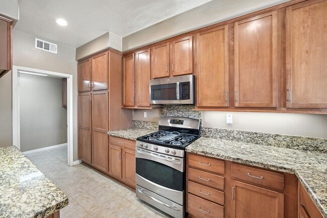 Building Photo - GORGEOUS 4+3 in Copperhill Area
