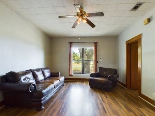 Building Photo - Cozy three bedroom in Hye Texas