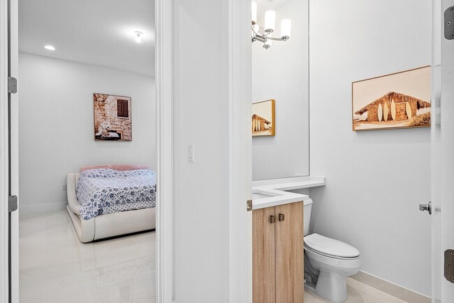 Building Photo - 8330 Essex Country Clb Dr