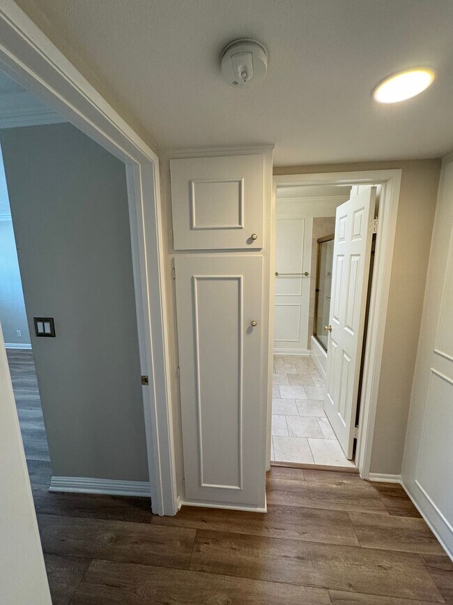 Building Photo - Beautiful Spacious Top Floor Condo 1 bed - 1 bath with parking in Burbank