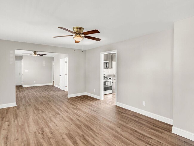 Building Photo - Oak Ridge 37830 - 3 bedroom 2 bath duplex ...