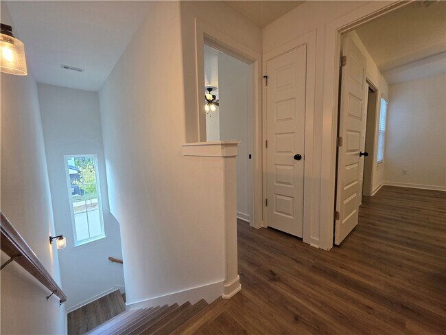 Building Photo - 826 N Crater Ave