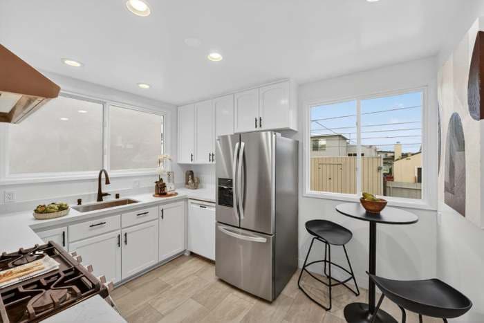 Building Photo - 876 N Mayfair Ave