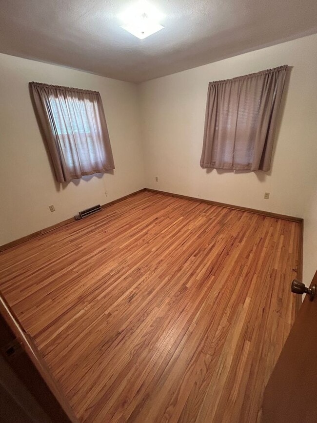 Building Photo - 2bd 1.5 bath duplex for rent Waterloo IA!