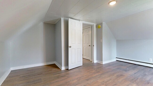 Building Photo - 10 Riverbank Ct