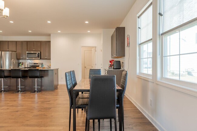 Building Photo - Modern Home with Open Floor Plan in Blacks...