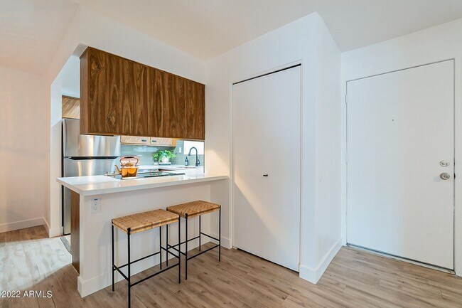 Building Photo - TOTAL REMODELED CONDO IN PHOENIX!