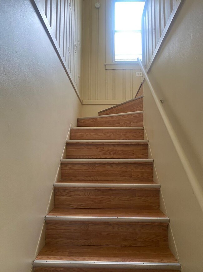 Building Photo - 3 bedroom 2 bath bungalow with finished basement