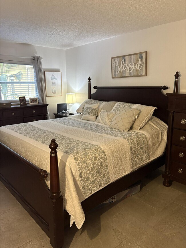 Building Photo - 330 NE 26th Ave