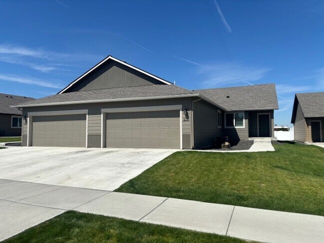 Building Photo - Moen Fields 3 Bed 3 Bath Garden Townhome a...