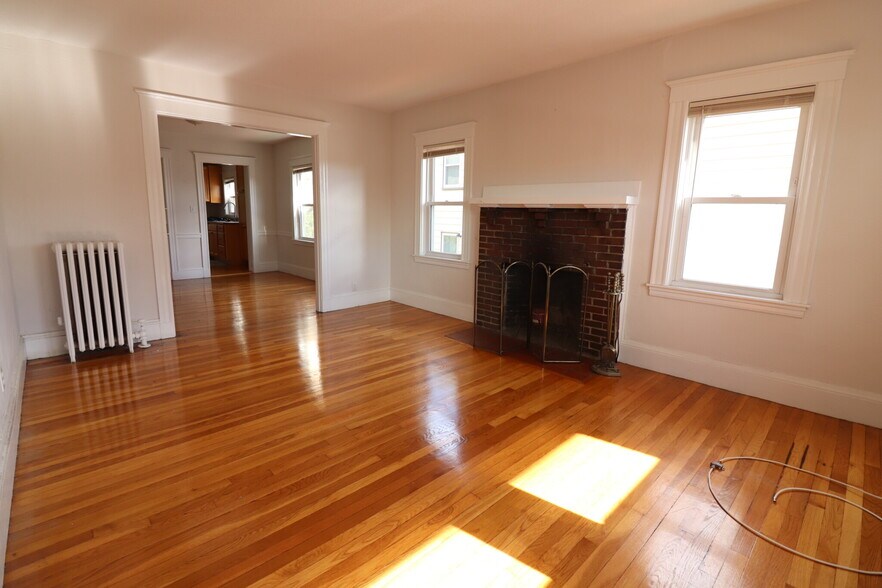 Building Photo - 39 Larch St