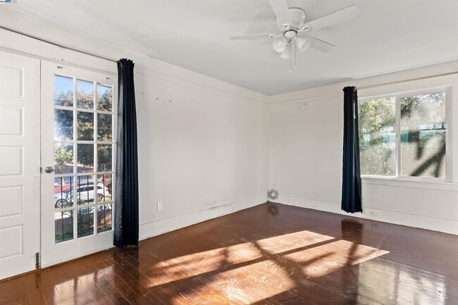 Building Photo - 2081 Oakwood Dr