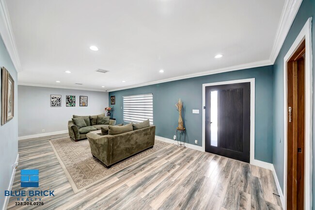 Building Photo - 5839 Vanalden Ave