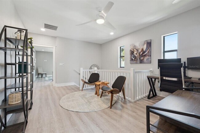 Building Photo - 12404 Capri Cir N