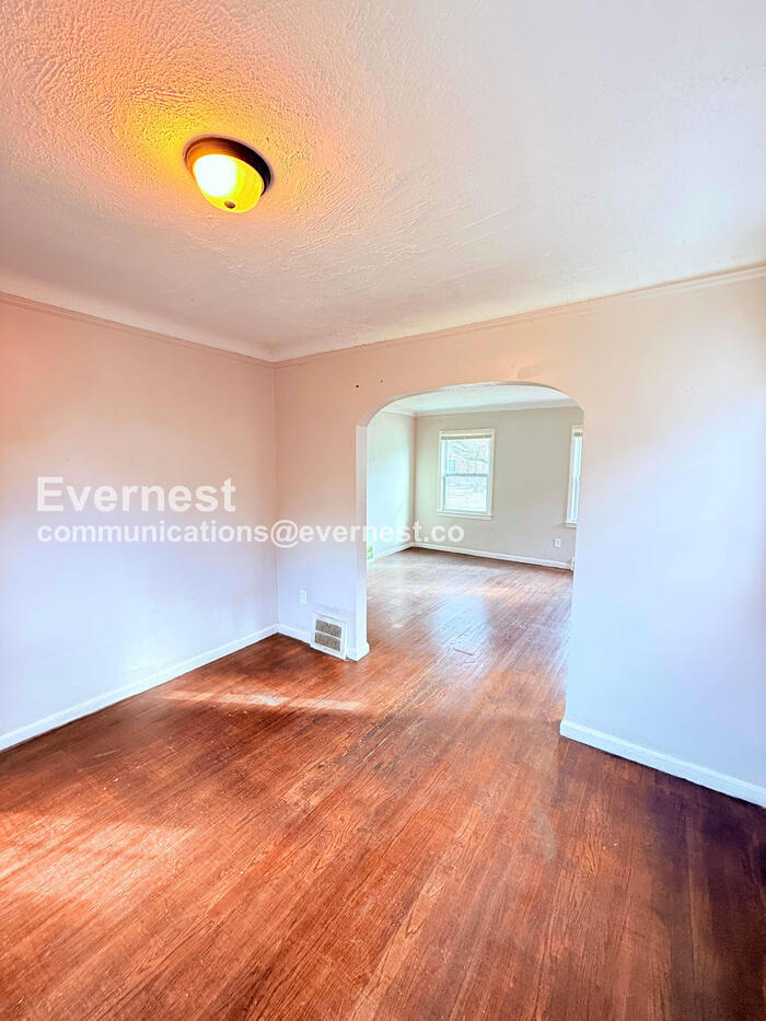 Building Photo - 5747 Lakepointe St