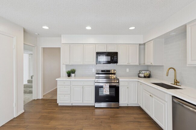 Building Photo - 2400 Sq Ft Condo for Rent Near Shopping