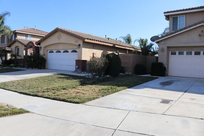 Building Photo - Spacious 4-Bedroom Home in North Fontana –...