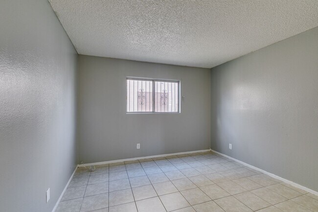 Building Photo - Charming 2-Bedroom Unit in a Well-Maintained 4-Plex!