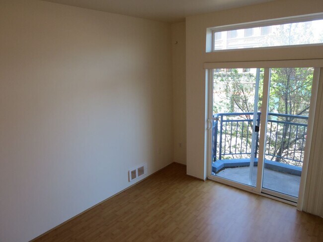 Building Photo - Incredible 1bed/1bath Condo Ideally Located in Belltown!