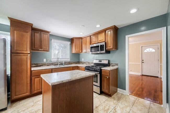 Building Photo - 6609 Fairdel Ave