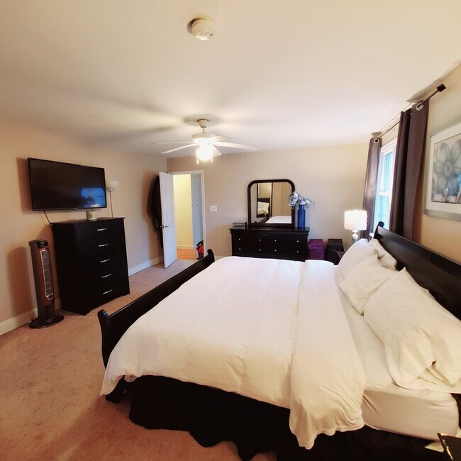 Building Photo - 210 Highmeadow Rd