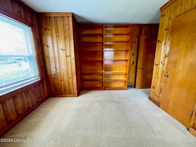 Building Photo - 1096 Forest View Dr