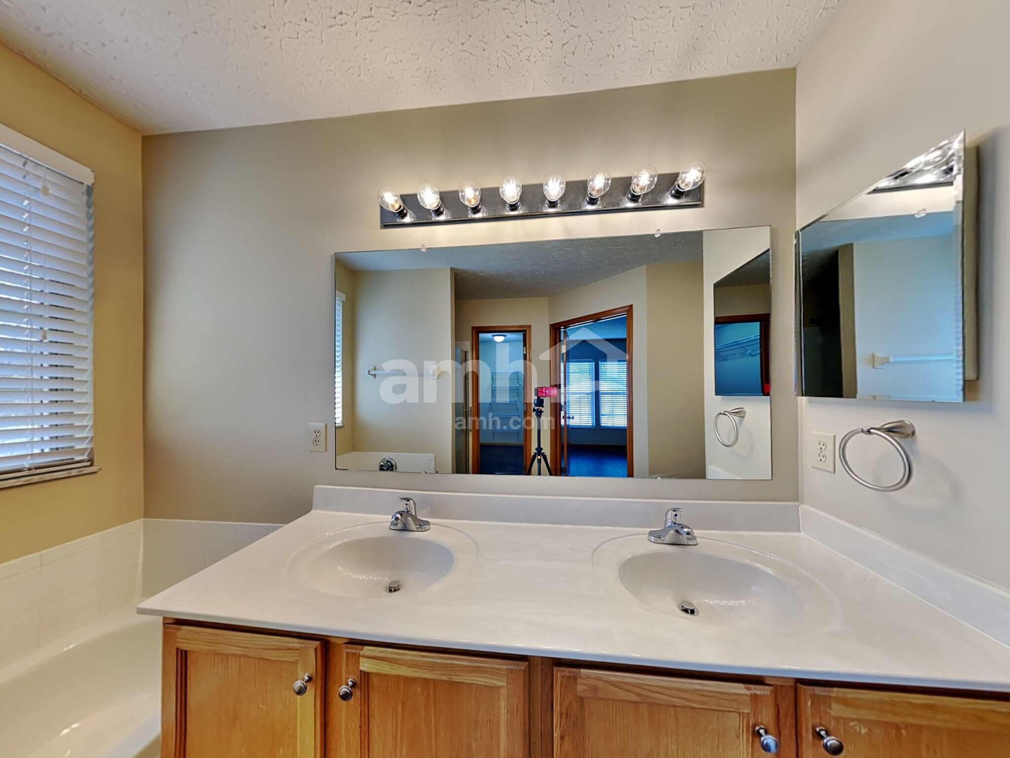 Building Photo - 8865 Kingsley Dr