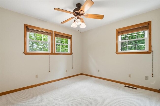 Building Photo - 946 Laurel Cir
