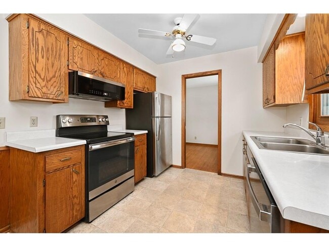 Building Photo - 10517 Quebec Ave N