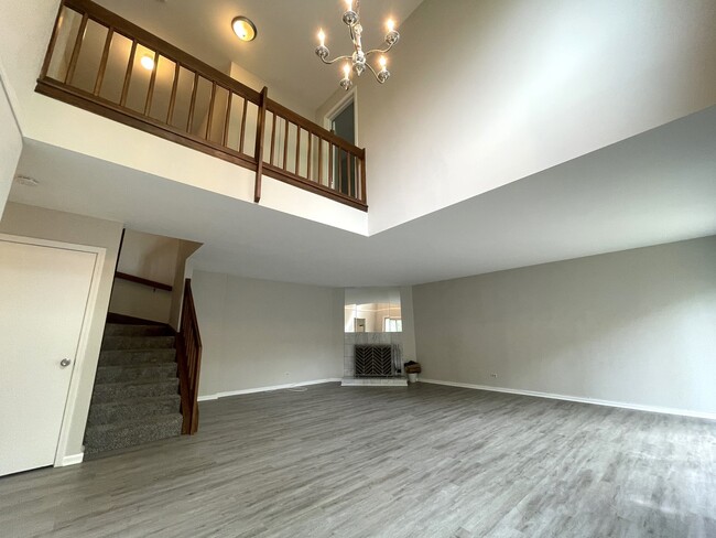Building Photo - 311 E Forest Knoll Dr
